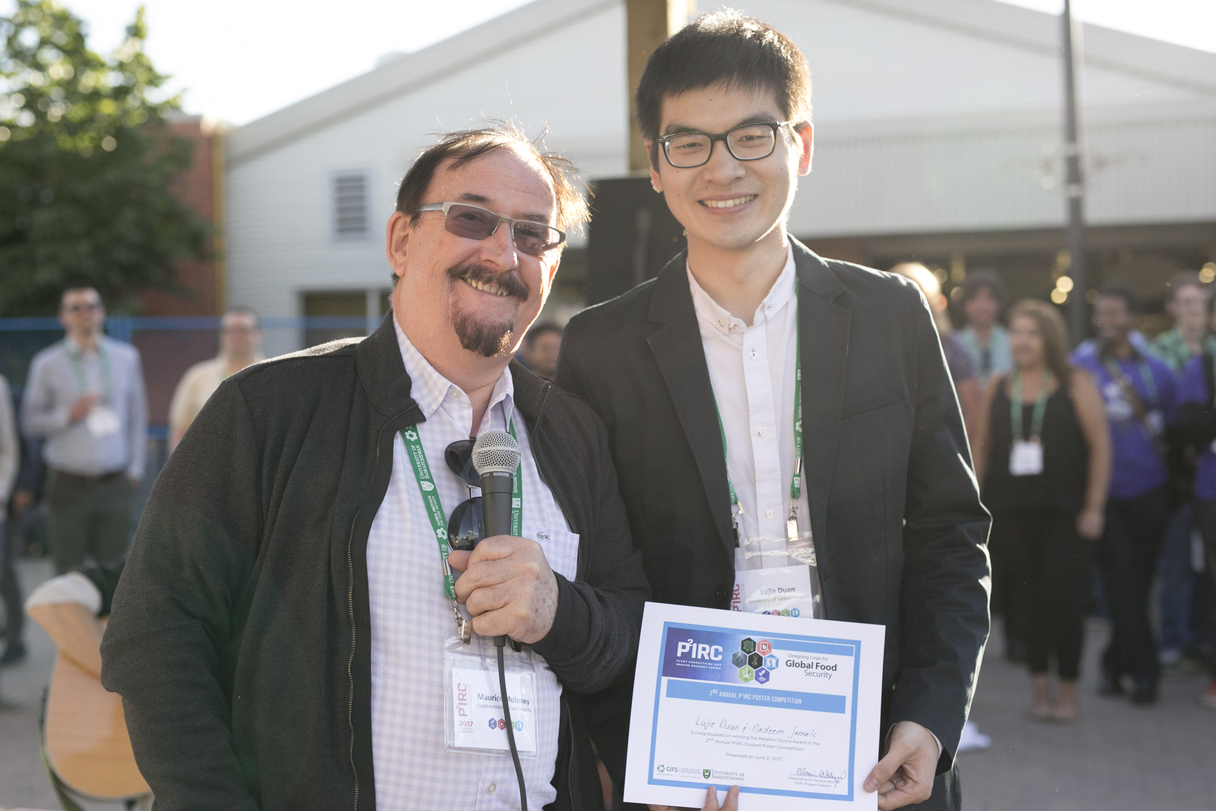 Lujie Duan receives the People’s Choice Award in the P2IRC Student Poster Competition.